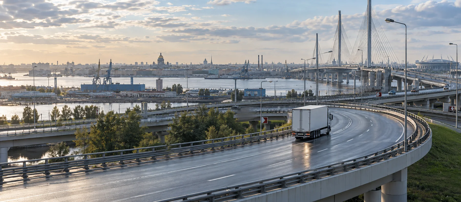 Грузовой автомобиль движется по дорожной развязке Санкт-Петербурга